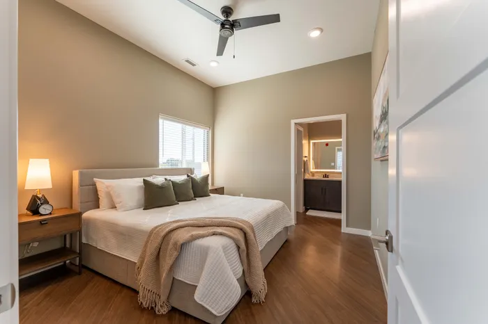 Heritage-Apartments-Springfield-Missouri-Garrison-Furnished-Two-Bed-Apartment-301-Primary-Bedroom-Bathroom