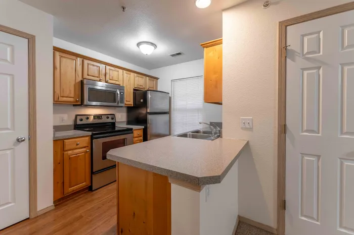 Battlefield-Park-Apartments-Springfield-Missouri-Studio-Kitchen-Breakfast-Bar