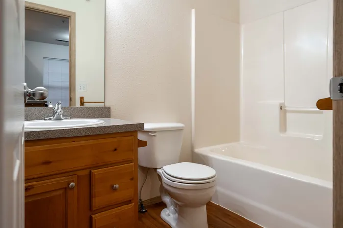 Battlefield-Park-Apartments-Springfield-Missouri-Studio-Bathroom