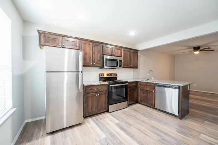 Oakwood-Heights-Townhomes-Republic-Missouri-Two-Bedroom-Home-Kitchen-Stainless-Steel-Appliances