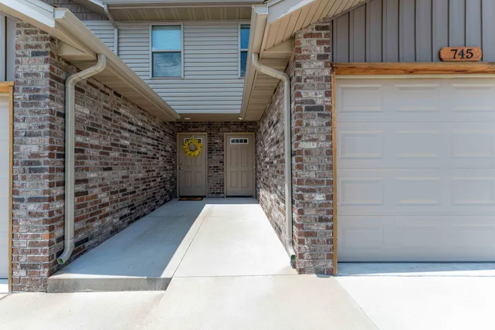 Oakwood-Heights-Townhomes-Republic-Missouri-Two-Bedroom-Home-Front-Patio
