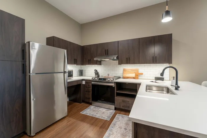 Heritage-Apartments-Springfield-Missouri-Bennett-Furnished-1-Bed-ADA-Unit-Kitchen