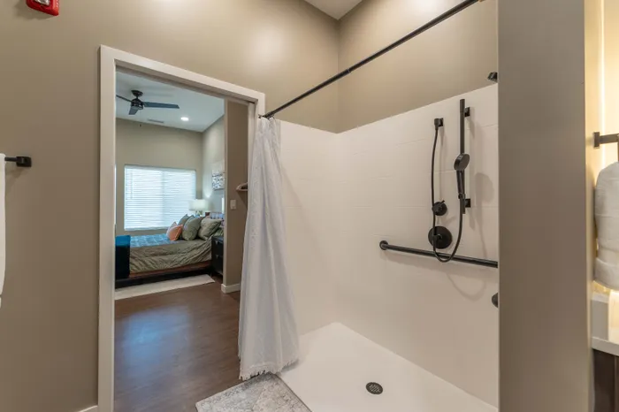 Heritage-Apartments-Springfield-Missouri-Bennett-Furnished-1-Bed-ADA-Unit-Shower