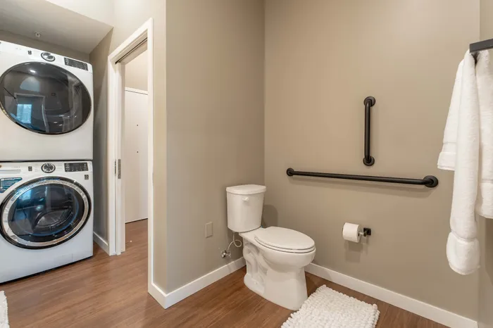 Heritage-Apartments-Springfield-Missouri-Bennett-Furnished-1-Bed-ADA-Unit-Bathroom