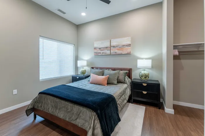 Heritage-Apartments-Springfield-Missouri-Bennett-Furnished-1-Bed-ADA-Unit-Bedroom