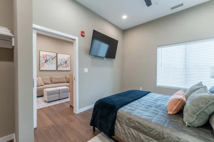 Heritage-Apartments-Springfield-Missouri-Bennett-Furnished-1-Bed-ADA-Unit-Bedroom-Entrance