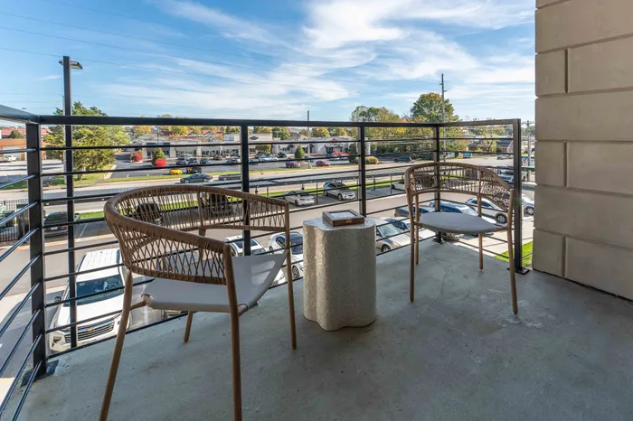 Heritage-Apartments-Springfield-Missouri-Bennett-Furnished-1-Bed-ADA-Unit-Patio