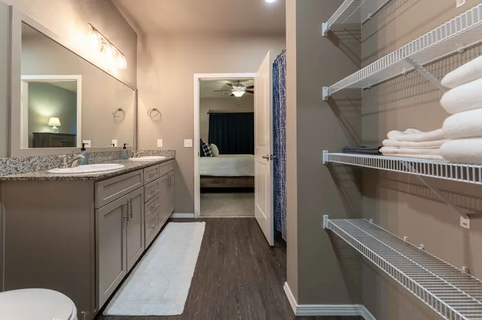 Veranda-Vistas-Apartments-Springfield-Missouri-Furnished-Two-Bedroom-Primary-Bathroom-Closet-View