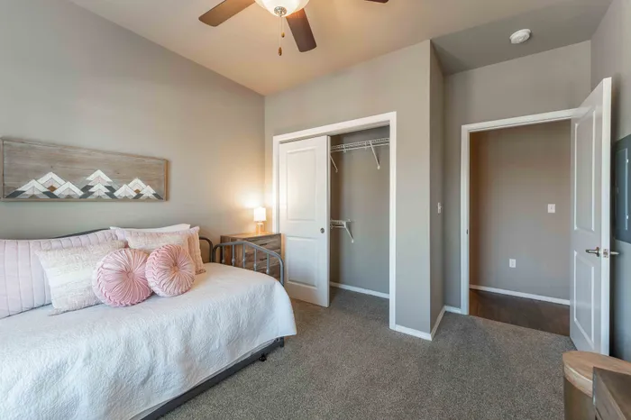 Veranda-Vistas-Apartments-Springfield-Missouri-Furnished-Two-Bedroom-Secondary-Bedroom-Closet