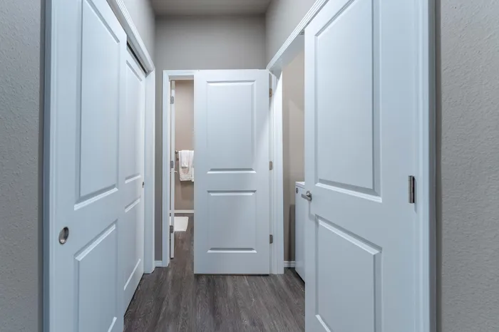 Veranda-Vistas-Apartments-Springfield-Missouri-Furnished-Two-Bedroom-Hallway