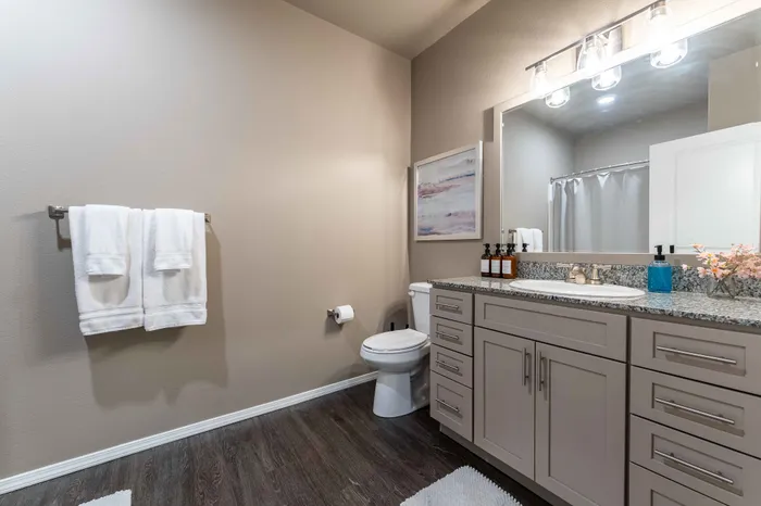 Veranda-Vistas-Apartments-Springfield-Missouri-Furnished-Two-Bedroom-Secondary-Bathroom-Entrance-View