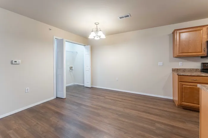 Coryell-Crossing-Apartments-Springfield-Missouri-W-Sunshine-St-Dining-Space