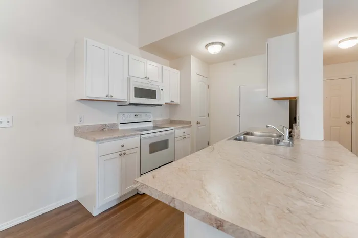 Battlefield-Park-Apartments-Springfield-Missouri-Two-Bedroom-Kitchen-Breakfast-Bar