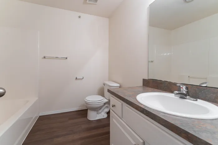 Battlefield-Park-Apartments-Springfield-Missouri-Two-Bedroom-Secondary-Bathroom