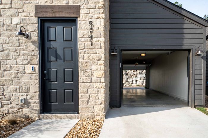 Owen-Silos-South-Springfield-Missouri-Furnished-Homes-The-Glasford-5741-Three-Bedroom-Front-Door-Garage-Doors