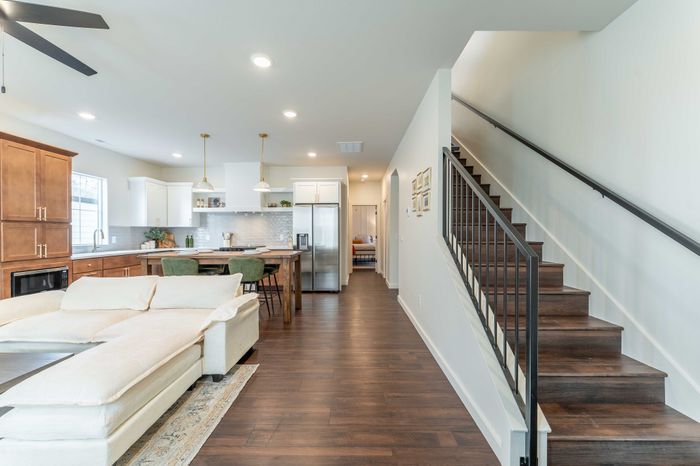 Owen-Silos-South-Springfield-Missouri-Furnished-Homes-The-Glasford-5741-Three-Bedroom-Living-Room-Staircase