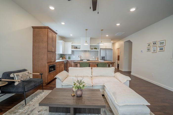 Owen-Silos-South-Springfield-Missouri-Furnished-Homes-The-Glasford-5741-Three-Bedroom-Living-Room-To-Kitchen