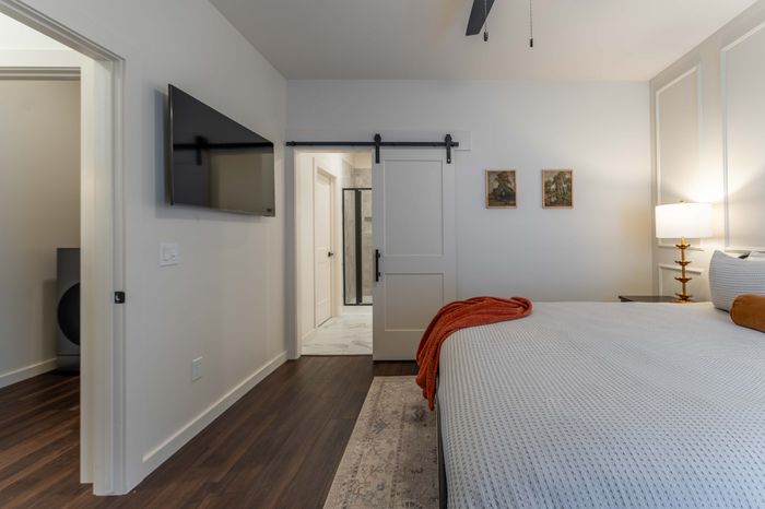 Owen-Silos-South-Springfield-Missouri-Furnished-Homes-The-Glasford-5741-Three-Bedroom-Primary-Bedroom-Bathroom