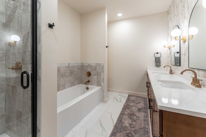 Owen-Silos-South-Springfield-Missouri-Furnished-Homes-The-Glasford-5741-Three-Bedroom-Primary-Bathroom