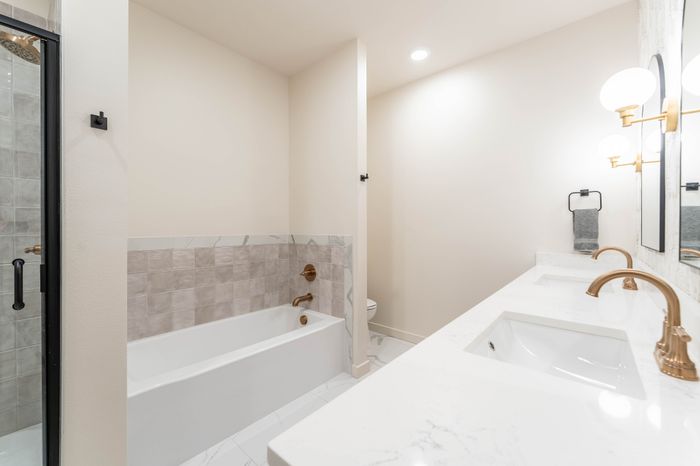 Owen-Silos-South-Springfield-Missouri-Furnished-Homes-The-Glasford-5741-Three-Bedroom-Primary-Bathroom-Tub