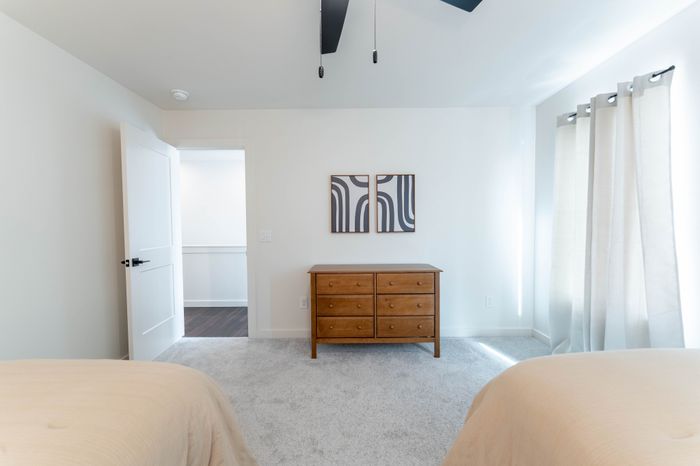 Owen-Silos-South-Springfield-Missouri-Furnished-Homes-The-Glasford-5741-Three-Bedroom-Third-Bedroom-Closet-Door