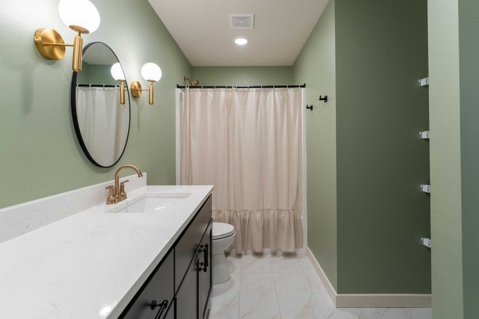 Owen-Silos-South-Springfield-Missouri-Furnished-Homes-The-Glasford-5741-Three-Bedroom-Secondary-Bathroom