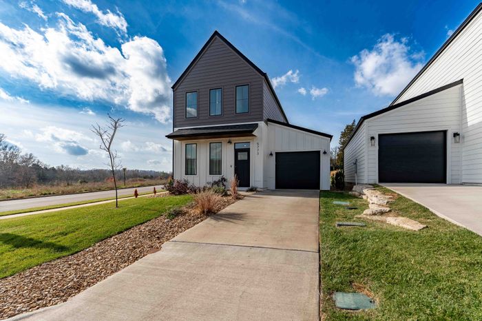 Owen-Silos-South-Springfield-Missouri-Furnished-Homes-The-Hudson-5773-Three-Bedroom-Front-Exterior-And-Driveway