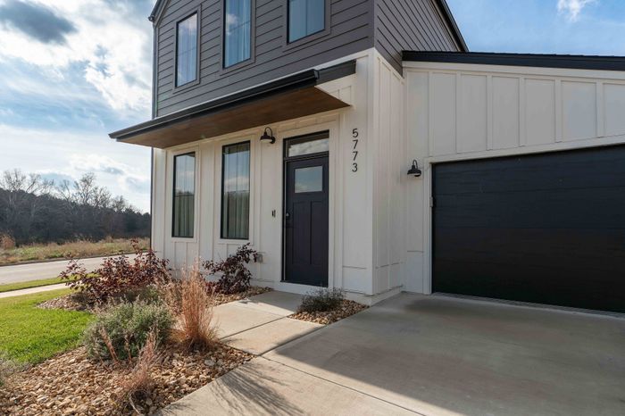 Owen-Silos-South-Springfield-Missouri-Furnished-Homes-The-Hudson-5773-Three-Bedroom-Front-Door