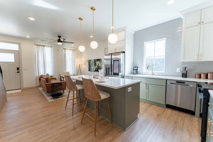 Owen-Silos-South-Springfield-Missouri-Furnished-Homes-The-Hudson-5773-Three-Bedroom-Kitchen-And-Dining-Space