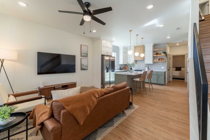 Owen-Silos-South-Springfield-Missouri-Furnished-Homes-The-Hudson-5773-Three-Bedroom-Living-Room-Kitchen-Transition