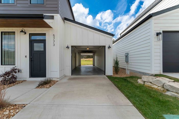 Owen-Silos-South-Springfield-Missouri-Furnished-Homes-The-Hudson-5773-Three-Bedroom-Front-Door-And-Garage