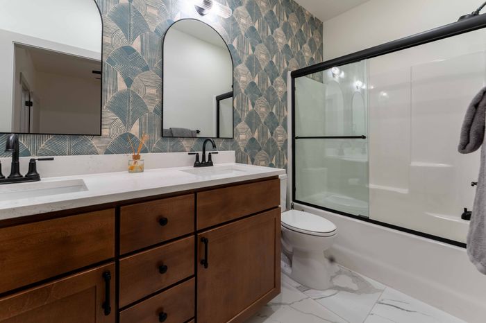Owen-Silos-South-Springfield-Missouri-Furnished-Homes-The-Hudson-5773-Three-Bedroom-Primary-Bathroom