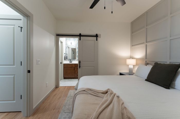 Owen-Silos-South-Springfield-Missouri-Furnished-Homes-The-Hudson-5773-Three-Bedroom-Primary-Bedroom-Bathroom-Entrance