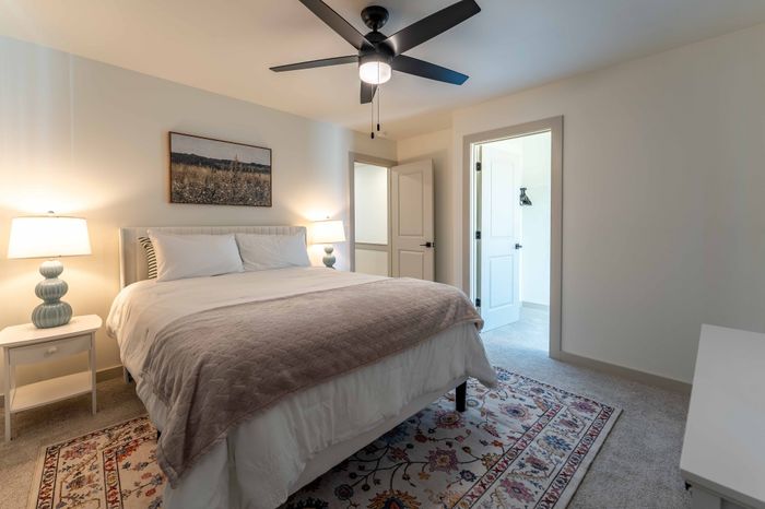 Owen-Silos-South-Springfield-Missouri-Furnished-Homes-The-Hudson-5773-Three-Bedroom-Third-Bedroom-Closet-Door