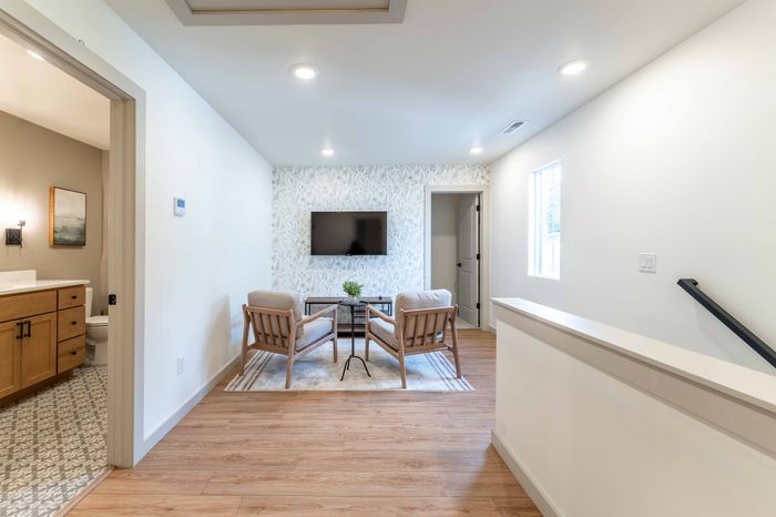 Owen-Silos-South-Springfield-Missouri-Furnished-Homes-The-Hudson-5773-Three-Bedroom-Second-Floor-Living-Space