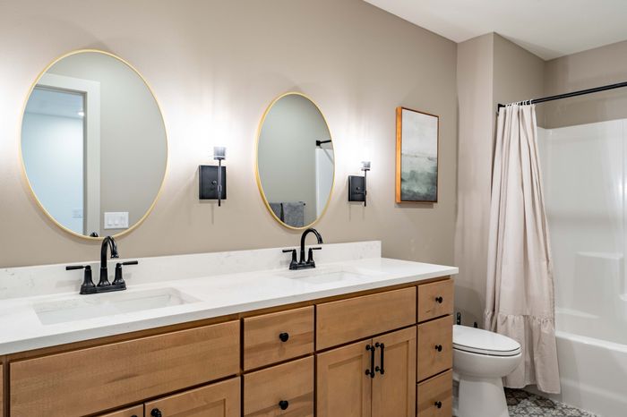 Owen-Silos-South-Springfield-Missouri-Furnished-Homes-The-Hudson-5773-Three-Bedroom-Secondary-Bathroom-Double-Vanity