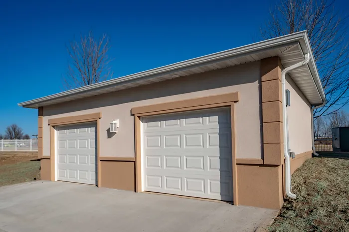 The-Abbey-Apartments-Springfield-Missouri-Amenities-Detached-Garages