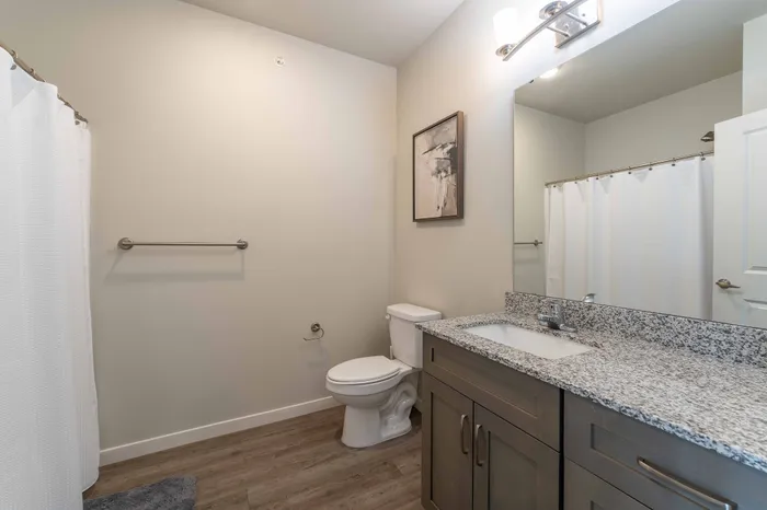 Monarch-Apartments-Springfield-Missouri-Furnished-Two-Bed-Apartment-Secondary-Bathroom