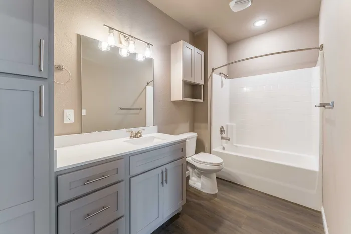 Coryell-Commons-Heights-Apartments-For-Rent-South-Springfield-Missouri-Two-Bed-Unit-104-Secondary-Bathroom