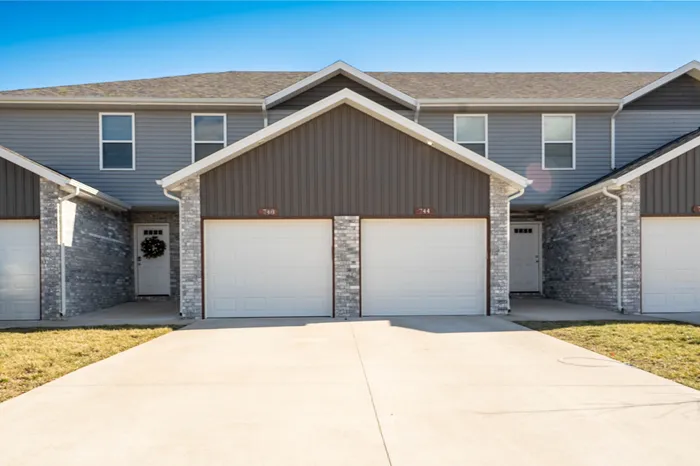 Oakwood-Heights-Townhomes-Republic-Missouri-Furnished-Two-Bed-Townhome-Driveway
