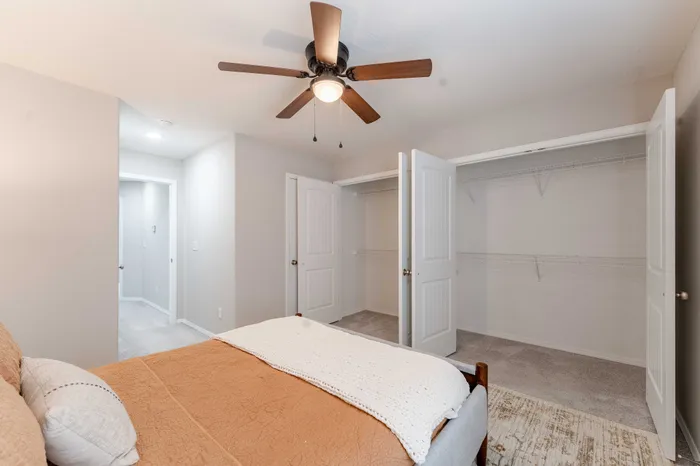Oakwood-Heights-Townhomes-Republic-Missouri-Furnished-Two-Bed-Townhome-Secondary-Bedroom-Closet