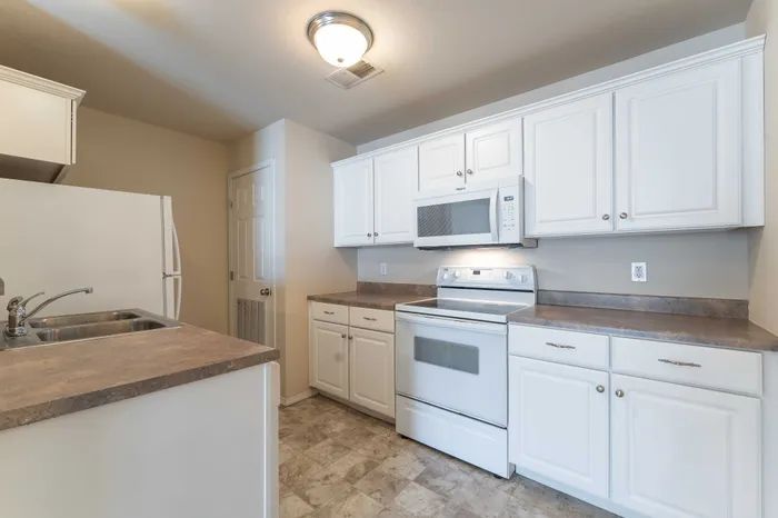 Coryell-Crossing-Apartments-For-Rent-Springfield-Missouri-Studio-Kitchen