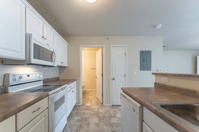 Coryell-Crossing-Apartments-For-Rent-Springfield-Missouri-Studio-Bathroom-View-From-Kitchen