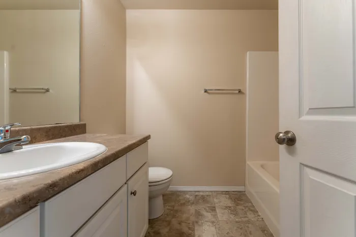 Coryell-Crossing-Apartments-For-Rent-Springfield-Missouri-Studio-Bathroom