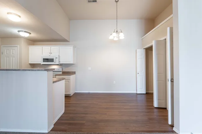 Coryell-Crossing-Apartments-For-Rent-Springfield-Missouri-Three-Bedroom-Kitchen-And-Dining