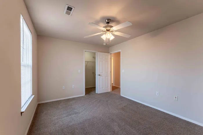 Coryell-Crossing-Apartments-For-Rent-Springfield-Missouri-Three-Bedroom-Second-Bedroom-Closet-Door