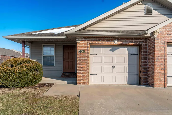 Oakwood-Heights-Townhomes-For-Rent-Republic-Missouri-Phase-1-One-Bedroom-Driveway-And-Front-Patio
