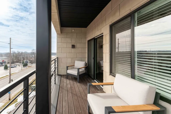 Heritage-Apartments-For-Rent-Springfield-Missouri-Furnished-Two-Bedroom-Unit-401-Patio-Chairs