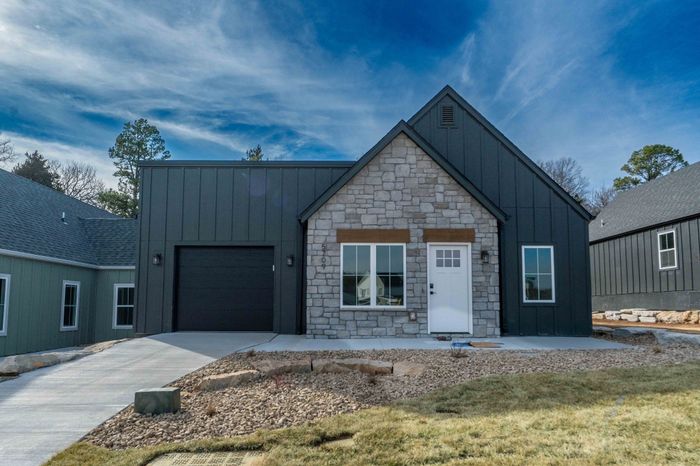 Owen-Silos-Subdivision-Luxury-Homes-South-Springfield-Missouri-Two-Bedroom-Anderson-Unit-5709-Front-Patio-And-Driveway