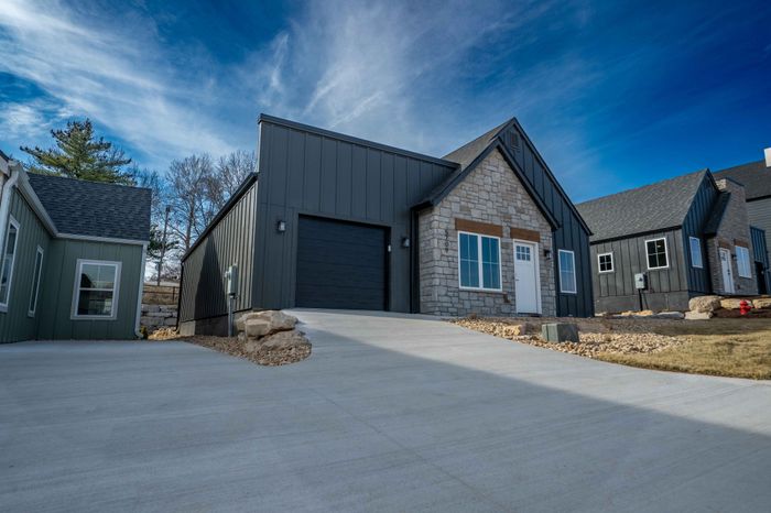 Owen-Silos-Subdivision-Luxury-Homes-South-Springfield-Missouri-Two-Bedroom-Anderson-Unit-5709-Driveway